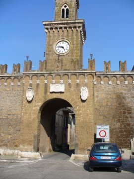 Porta di ingresso del borgo
antico di Castel Sant’Elia
(23455 bytes)